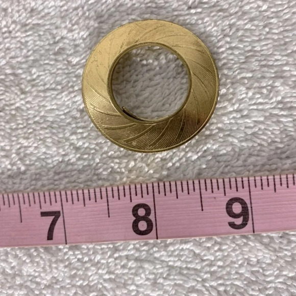 Vintage  Round Textured Gold Tone Scarf Clip - Picture 10 of 10